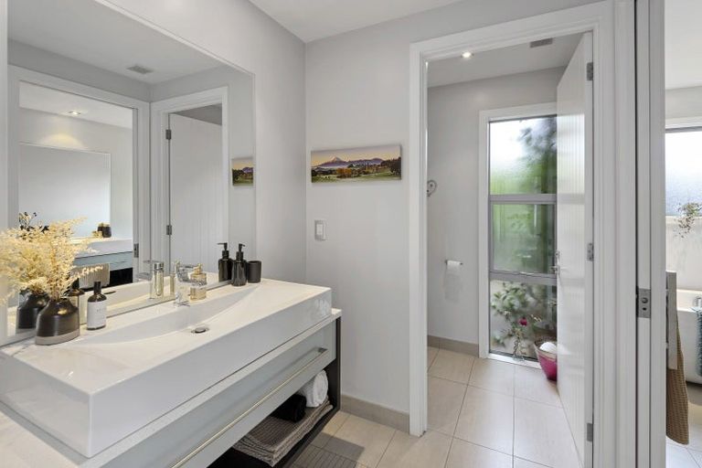 Photo of property in 1 Westall Lane, Avonhead, Christchurch, 8042