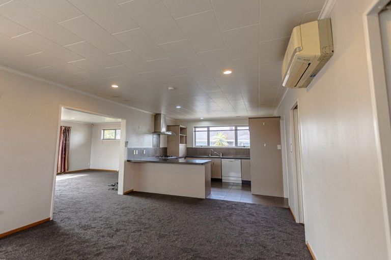 Photo of property in 17 John F Kennedy Drive, Milson, Palmerston North, 4414