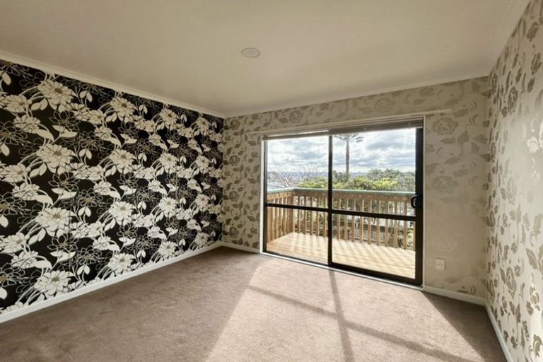 Photo of property in 1/136 Sunset Road, Unsworth Heights, Auckland, 0632
