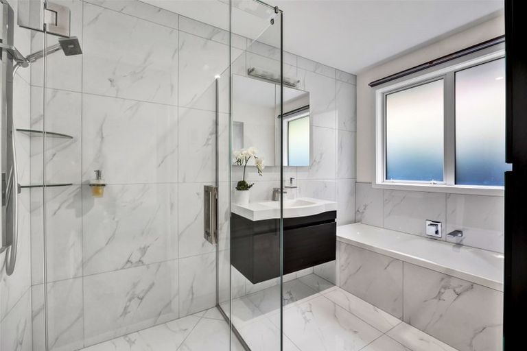 Photo of property in 4 Vardon Way, Waiwhakaiho, New Plymouth, 4312