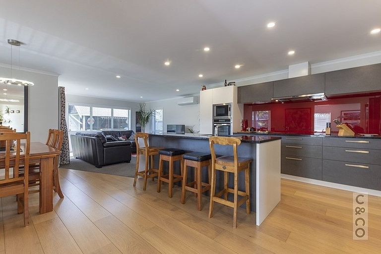 Photo of property in 8 Larmer Drive, Kumeu, 0810