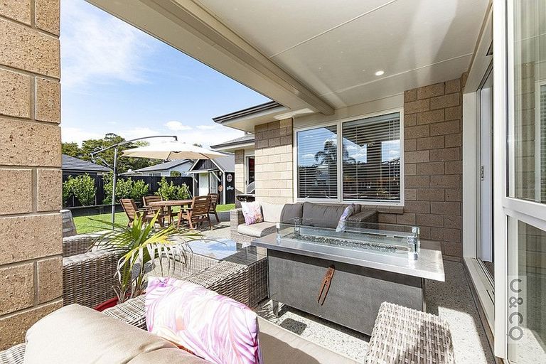 Photo of property in 8 Larmer Drive, Kumeu, 0810