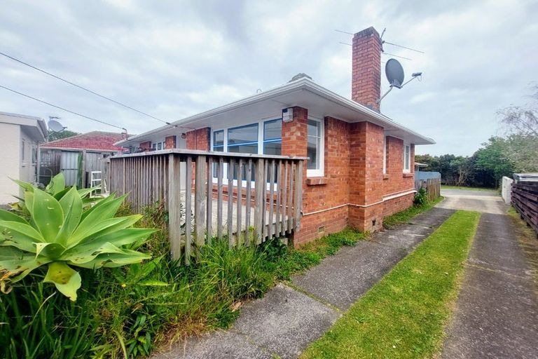 Photo of property in 1/9 Kirrie Avenue, Te Atatu South, Auckland, 0610