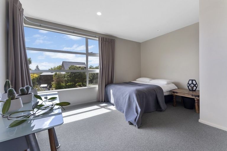 Photo of property in 19 Springdale Grove, Fitzherbert, Palmerston North, 4410