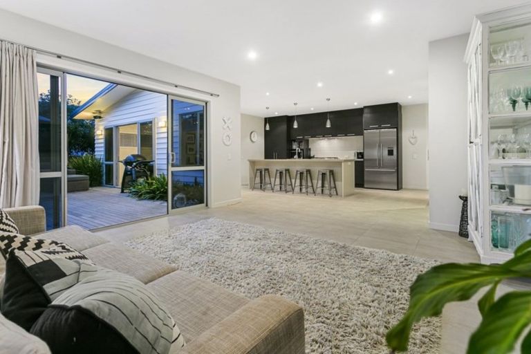 Photo of property in 9 Huntington Park Drive, Greenhithe, Auckland, 0632
