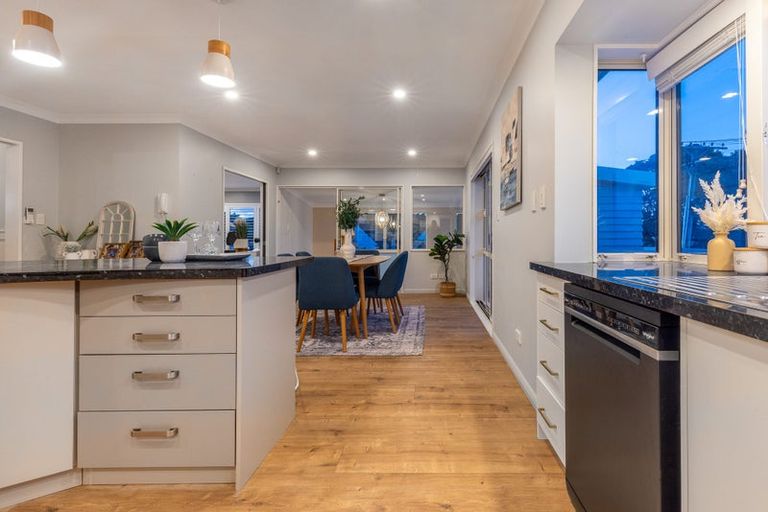 Photo of property in 6 Mahana Road, Paraparaumu Beach, Paraparaumu, 5032
