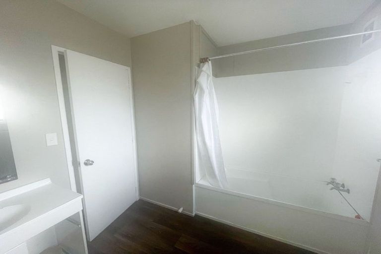 Photo of property in 3/10 Solveig Place, Randwick Park, Auckland, 2105