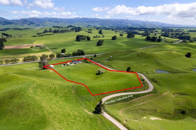 Photo of property in 14 Centre Road, Matamau, Dannevirke, 4977
