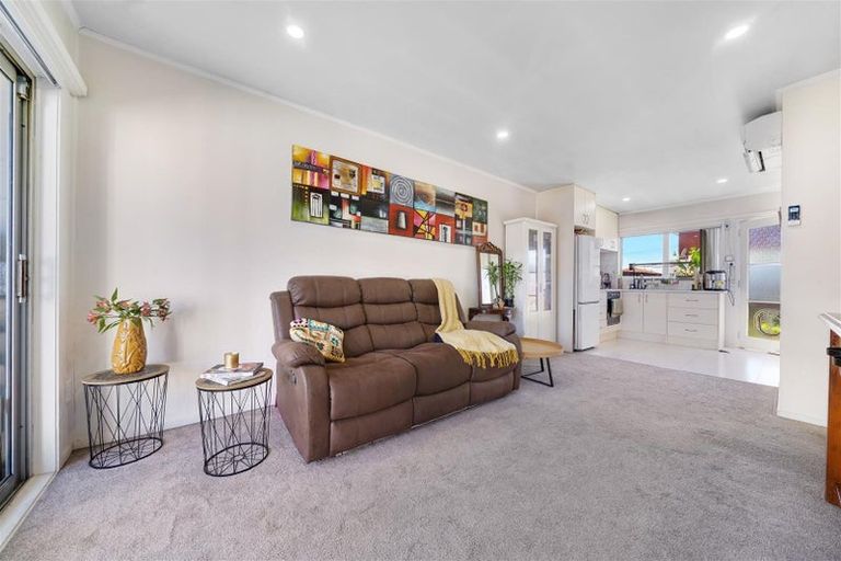 Photo of property in 4/6 Ray Small Drive, Papakura, 2110