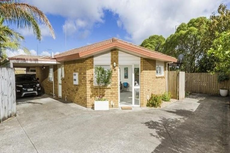 Photo of property in 2/3 Caribbean Drive, Unsworth Heights, Auckland, 0632