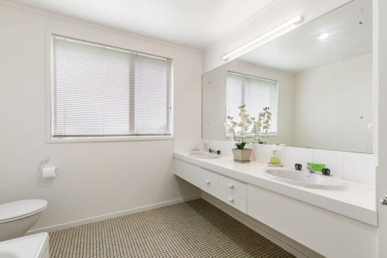 Photo of property in 2 Fairsea Place, Lynfield, Auckland, 1042