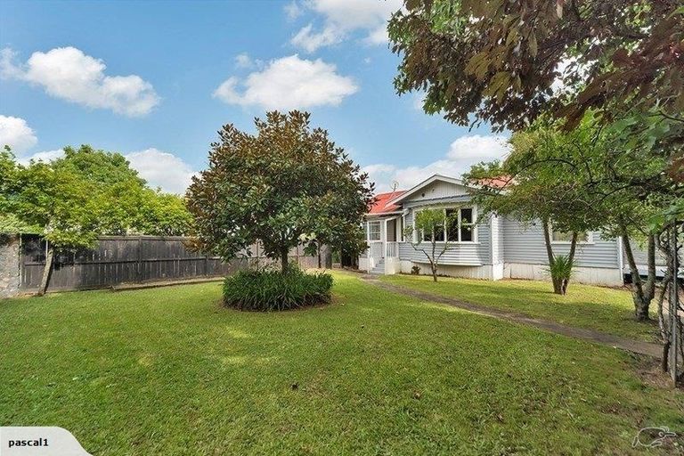 Photo of property in 1/16 Onewa Road, Northcote Point, Auckland, 0627