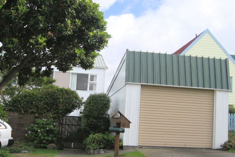 Photo of property in 133 Akaroa Drive, Maupuia, Wellington, 6022