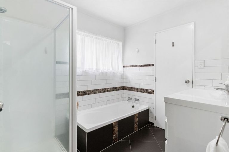 Photo of property in 2/26 Noeleen Street, Glenfield, Auckland, 0629