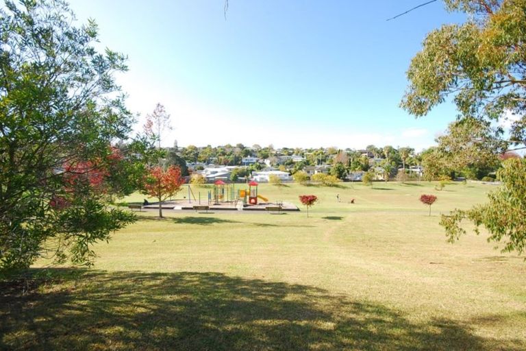 Photo of property in 1/52 Knightsbridge Drive, Forrest Hill, Auckland, 0620