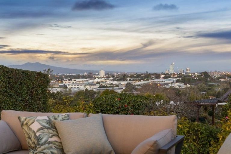 Photo of property in 12 Ross Avenue, Glenfield, Auckland, 0629