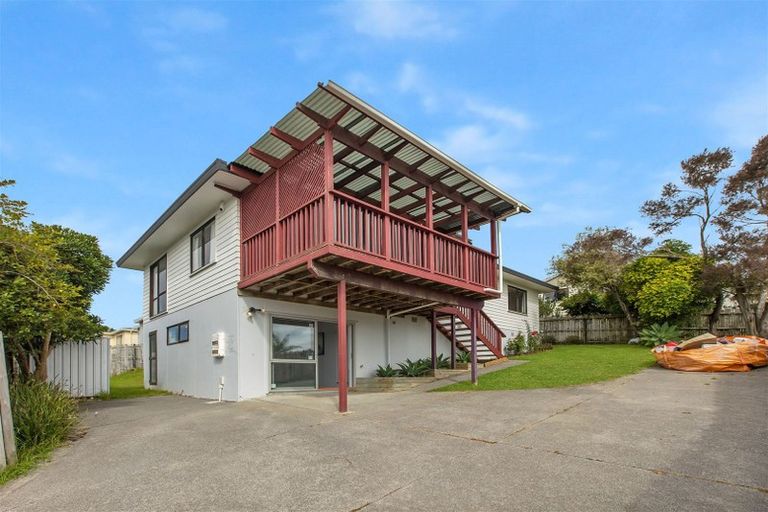 Photo of property in 1/48 Barbados Drive, Unsworth Heights, Auckland, 0632