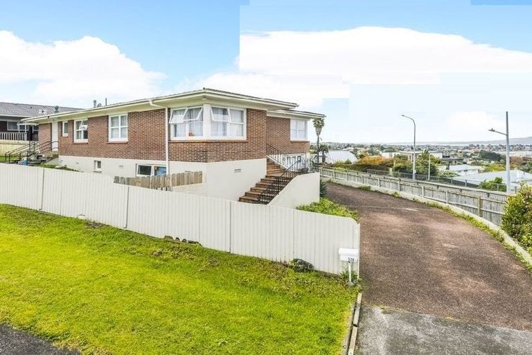 Photo of property in 520 Glenfield Road, Glenfield, Auckland, 0629