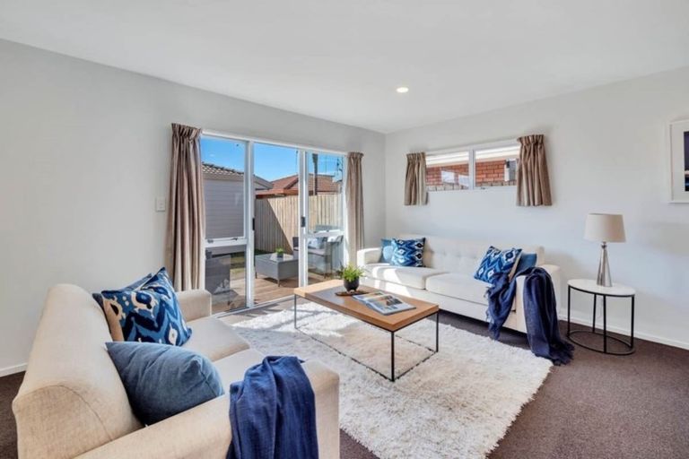 Photo of property in 2/5 Barbados Drive, Unsworth Heights, Auckland, 0632