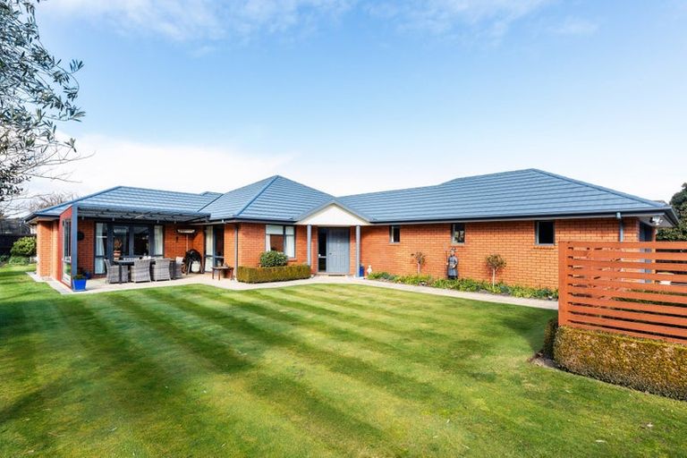 Photo of property in 8 Gwen Place, Redwood, Christchurch, 8051