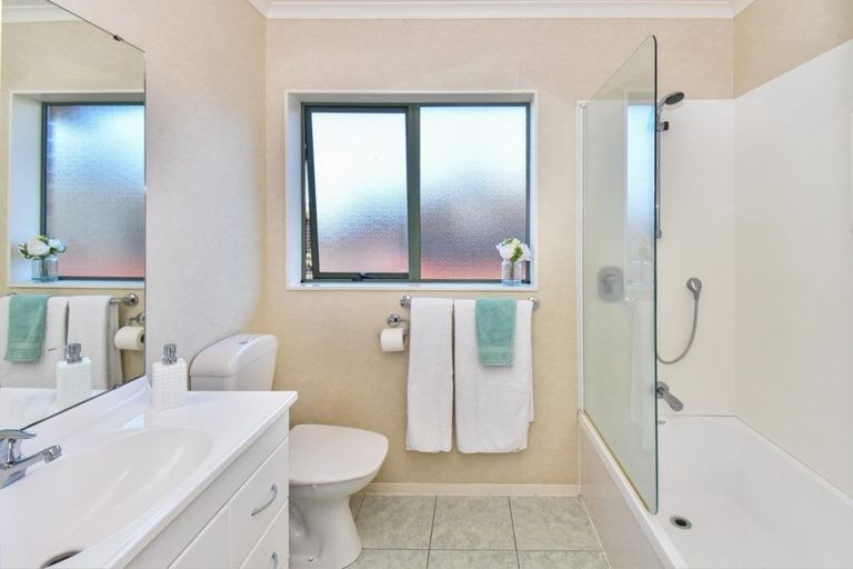 Photo of property in 33 Sandwick Drive, Weymouth, Auckland, 2103