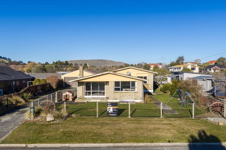 Photo of property in 16 Burraness Street, Palmerston, 9430