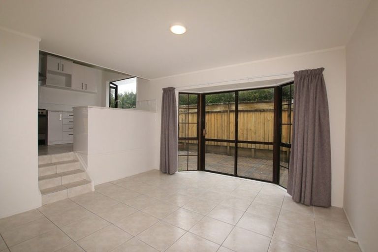 Photo of property in 2/8 Delisle Place, Windsor Park, Auckland, 0632