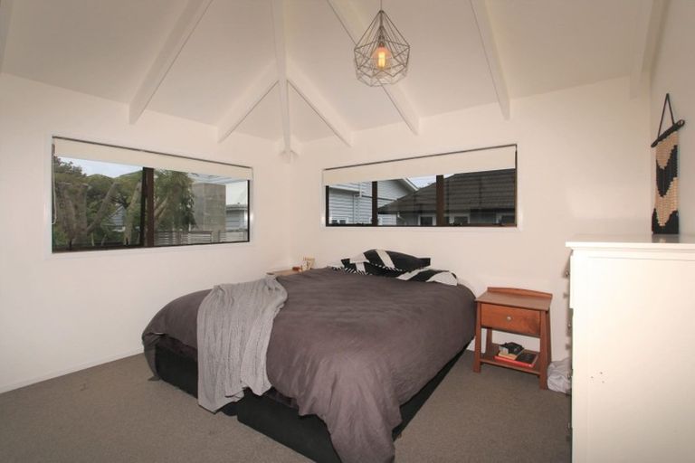 Photo of property in 2/123 Queen Street, Northcote Point, Auckland, 0627