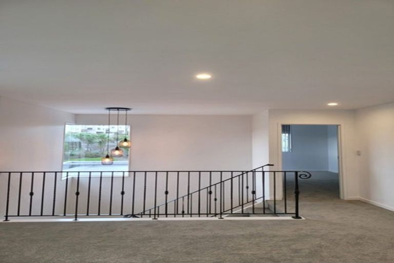 Photo of property in 33 Medallion Drive, Oteha, Auckland, 0632