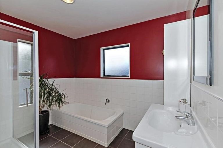 Photo of property in 24 Kitewaho Road, Swanson, Auckland, 0816