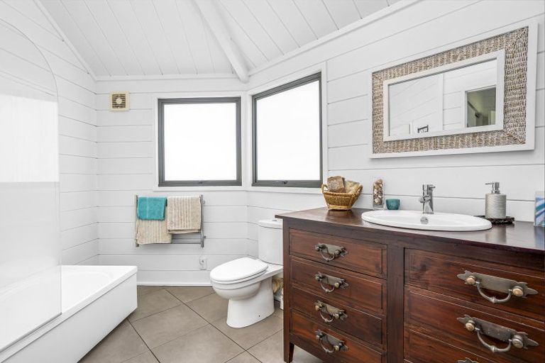 Photo of property in 73 Motu Road, Kumeu, 0891