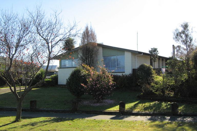 Photo of property in 70 Warren Crescent, Hillmorton, Christchurch, 8025