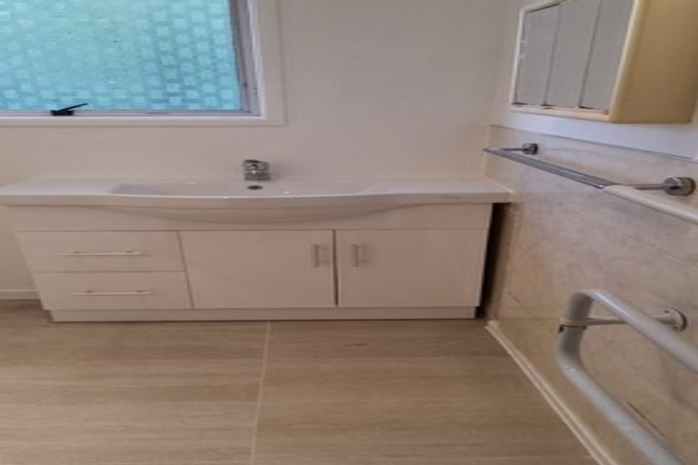 Photo of property in 5 Pavola Grove, Glenfield, Auckland, 0629