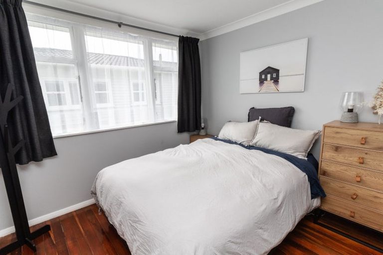 Photo of property in 9 Pinkerton Grove, Newlands, Wellington, 6037