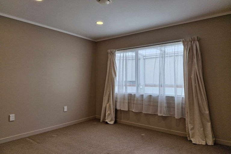 Photo of property in 11 Shaldon Crescent, Blagdon, New Plymouth, 4310