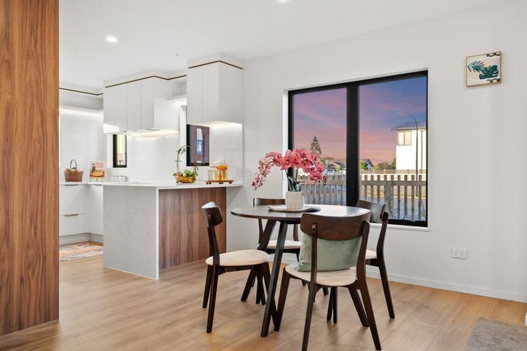 Photo of property in 1/32 Tapuwae Way, Mangere Bridge, 2022