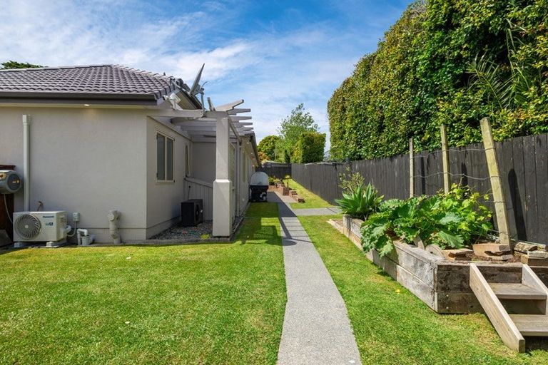 Photo of property in 8 Stonedge Lane, Rosedale, Auckland, 0632