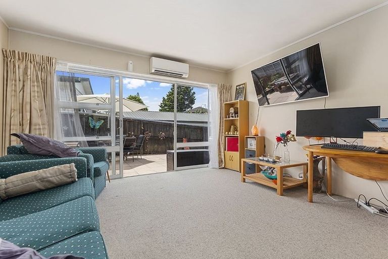 Photo of property in 2/10 Roseburn Place, Pakuranga, Auckland, 2010