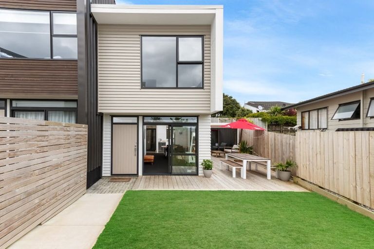 Photo of property in 13/15 Chivalry Road, Glenfield, Auckland, 0629