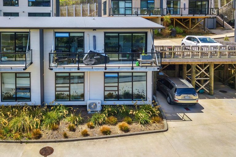 Photo of property in 2 Ara Paripari, Tawa, Wellington, 5028