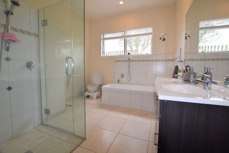 Photo of property in 21 Grassmere Road, Henderson Valley, Auckland, 0612