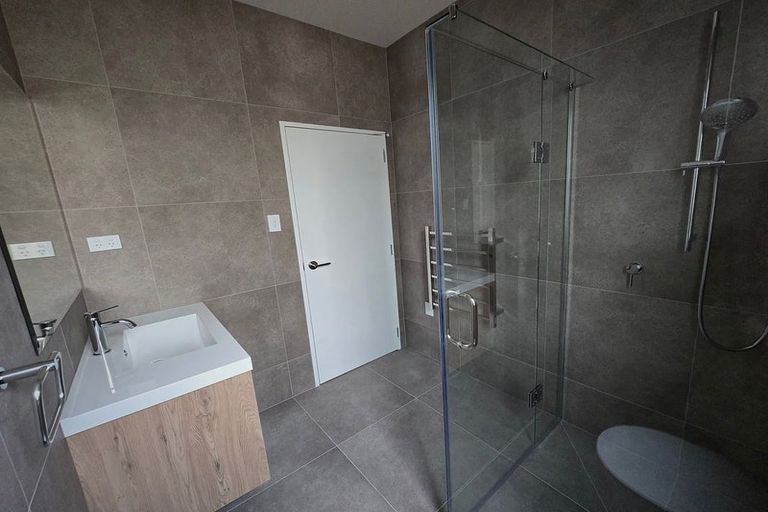 Photo of property in 1c Taupiko Place, Green Bay, Auckland, 0604