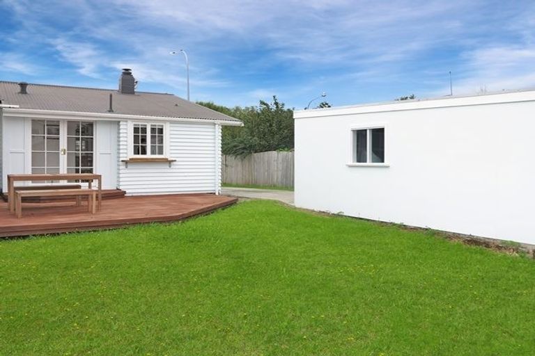 Photo of property in 63 Godley Road, Green Bay, Auckland, 0604