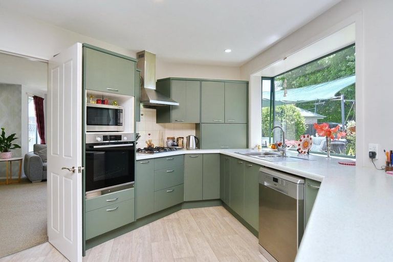 Photo of property in 21 Thornwood Place, Redwood, Christchurch, 8051