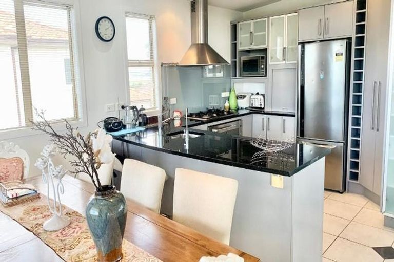 Photo of property in 8 Parani Court, Te Atatu Peninsula, Auckland, 0610