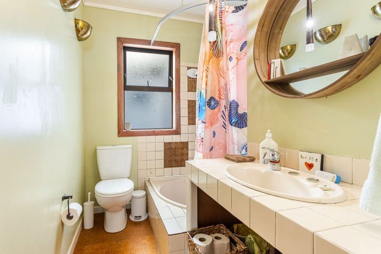 Photo of property in 83 Wood Bay Road, Titirangi, Auckland, 0604