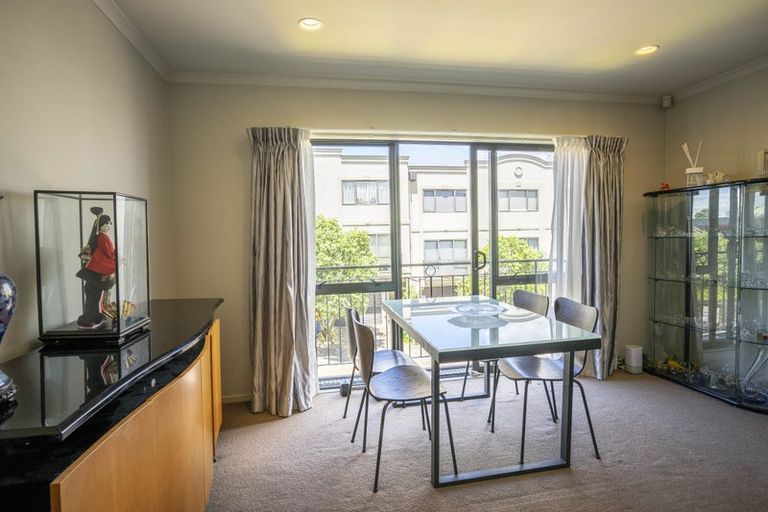 Photo of property in Harbour View Terraces, 2/170 Mokoia Road, Chatswood, Auckland, 0626