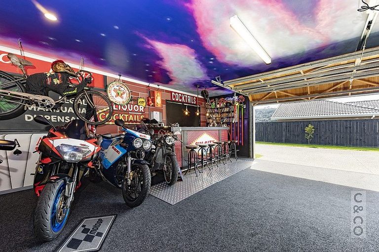 Photo of property in 8 Larmer Drive, Kumeu, 0810