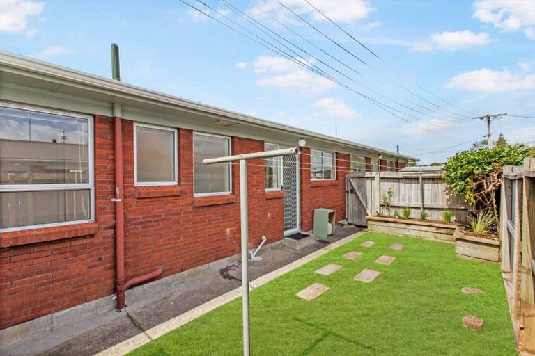 Photo of property in 2/5 Sylvan Crescent, Te Atatu South, Auckland, 0610