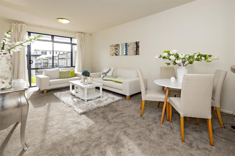 Photo of property in 23/2 Armoy Drive, East Tamaki, Auckland, 2016